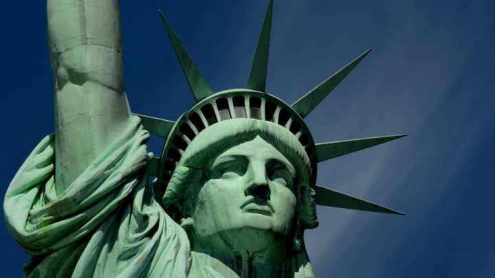 Статуя Свободы в Америке хотят снести